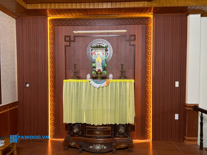 Thi công phòng thờ bằng tấm ốp nhựa Hobiwood