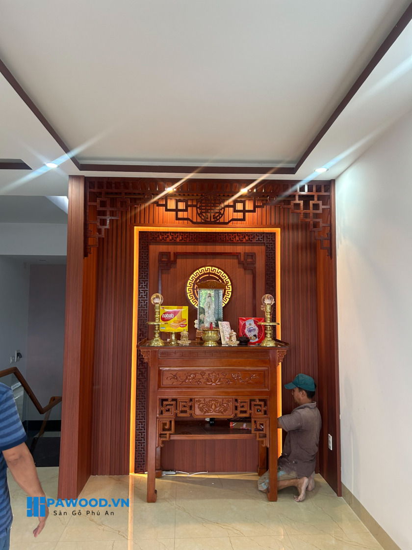 thiết kế phòng thờ hiện đại bằng tấm ốp nhựa