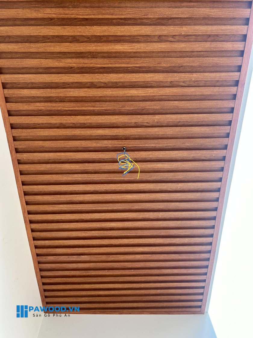 trang trí tường trần bằng tấm ốp nhựa