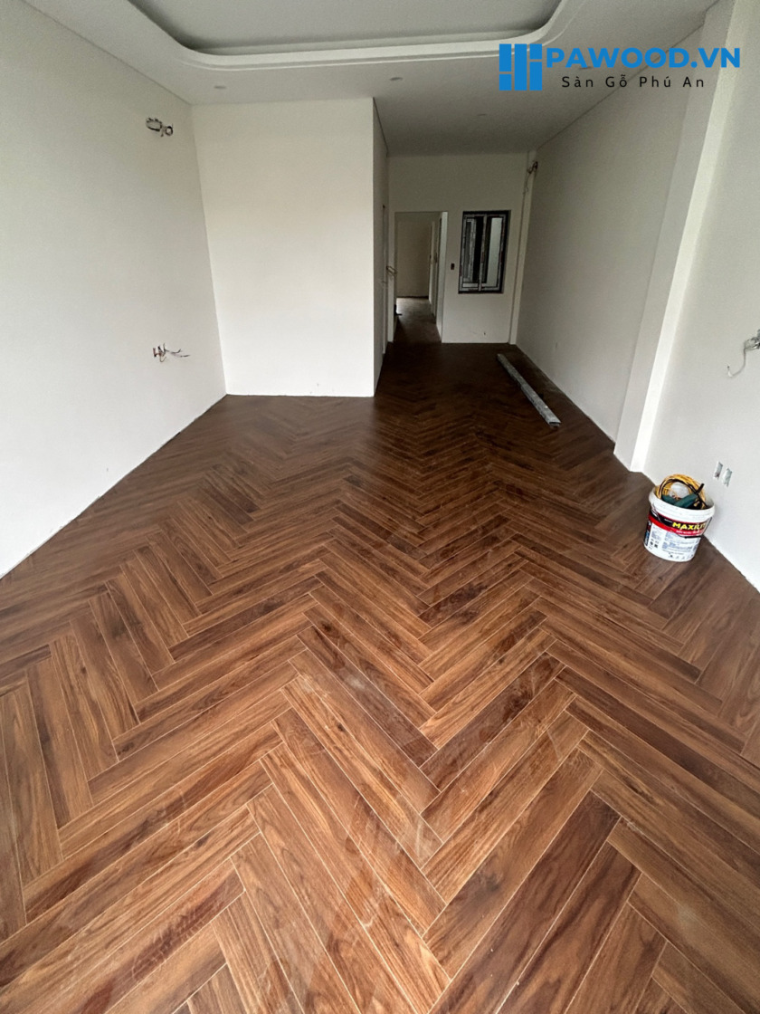 thi công sàn gỗ xương cá FAMAX PRO 12mm