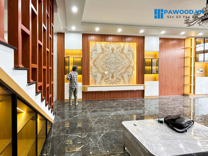 vách phòng khách dài 8m